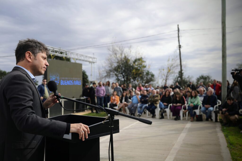 Axel Kicillof recorrió dos distritos del interior y destacó el trabajo con intendentes