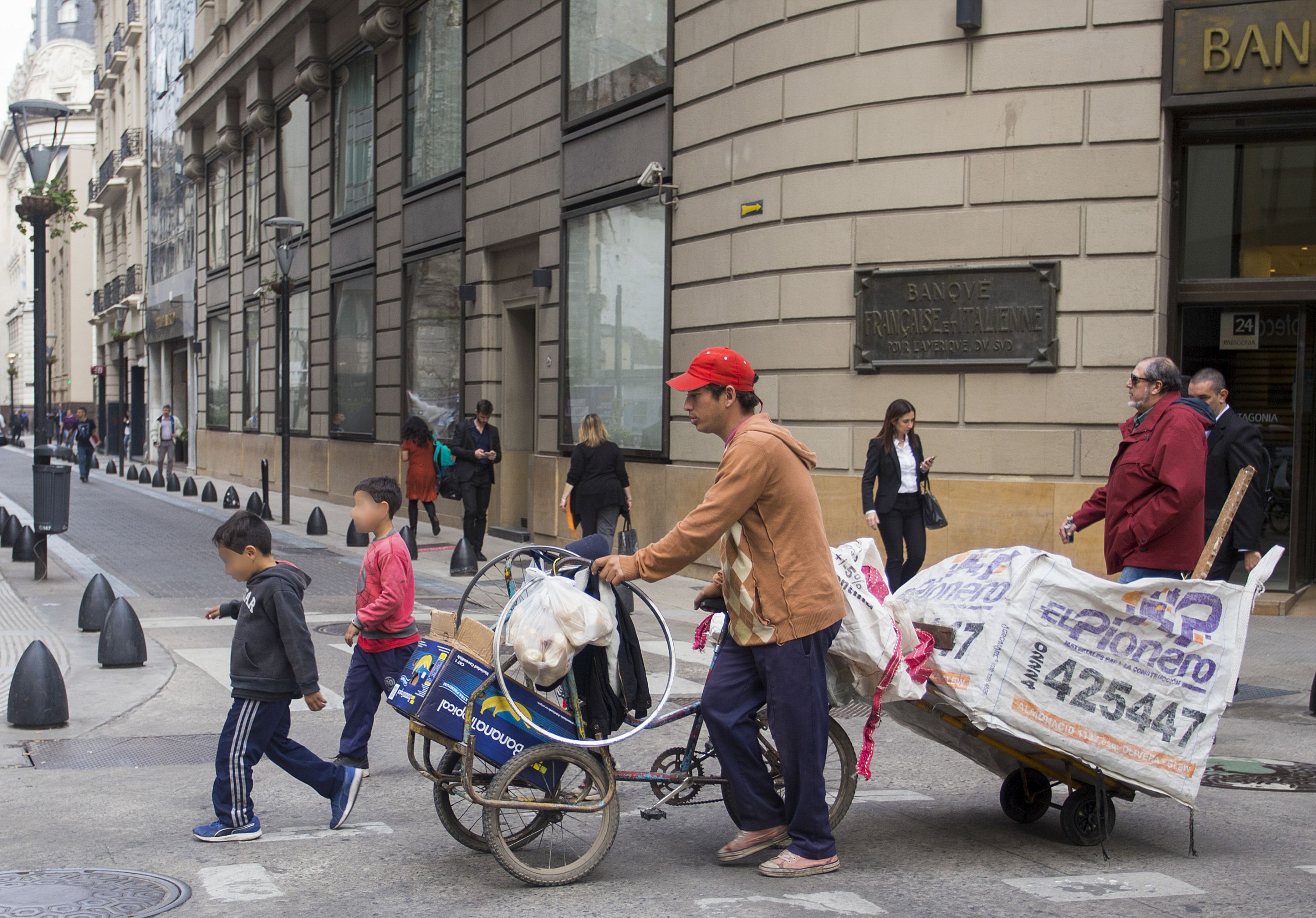 Así, una familia de cuatro personas necesita ganar 222.000 pesos por mes para no ser considerada pobre, mientras que para no ser indigente se requieren 125.000 pesos mensuales, excluyendo el costo de la vivienda