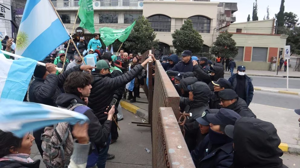 Graves incidentes en Jujuy: partidarios de Milagro Sala ingresaron a la Legislatura, provocaron incendios y destrozaron automóviles