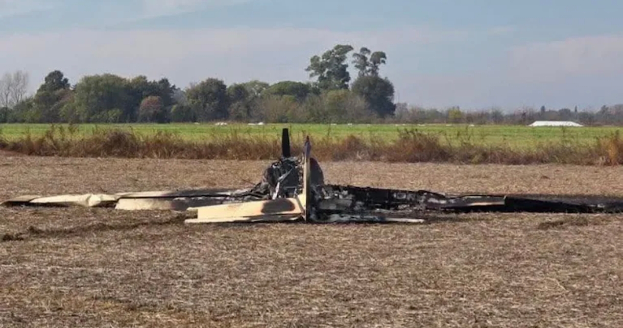 Hallaron una avioneta quemada en un campo y apuntan al narcotráfico