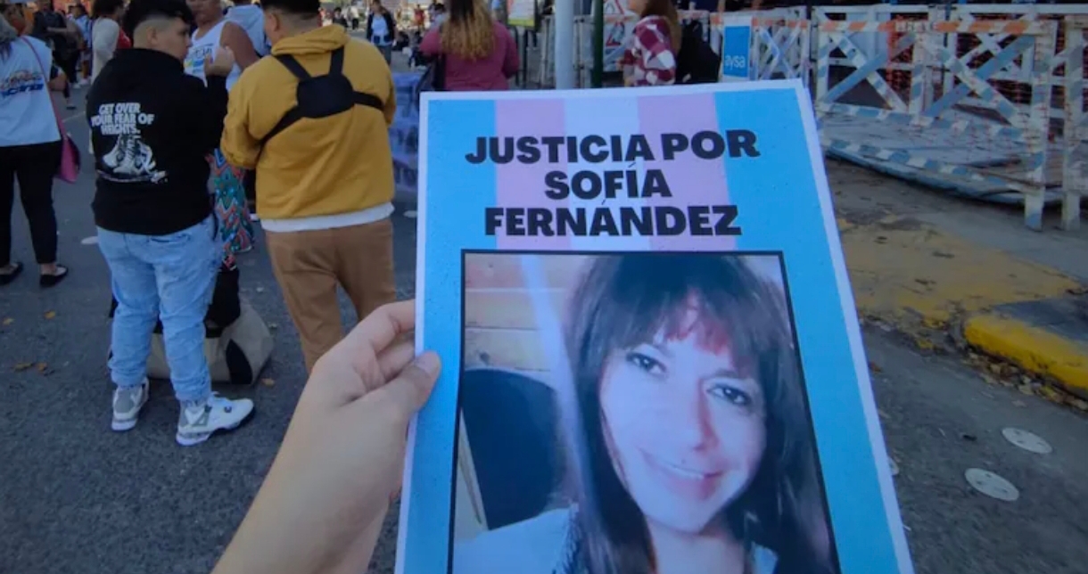 Crimen de una mujer trans en una comisaría: los policías acusados están libres y se demora el juicio
