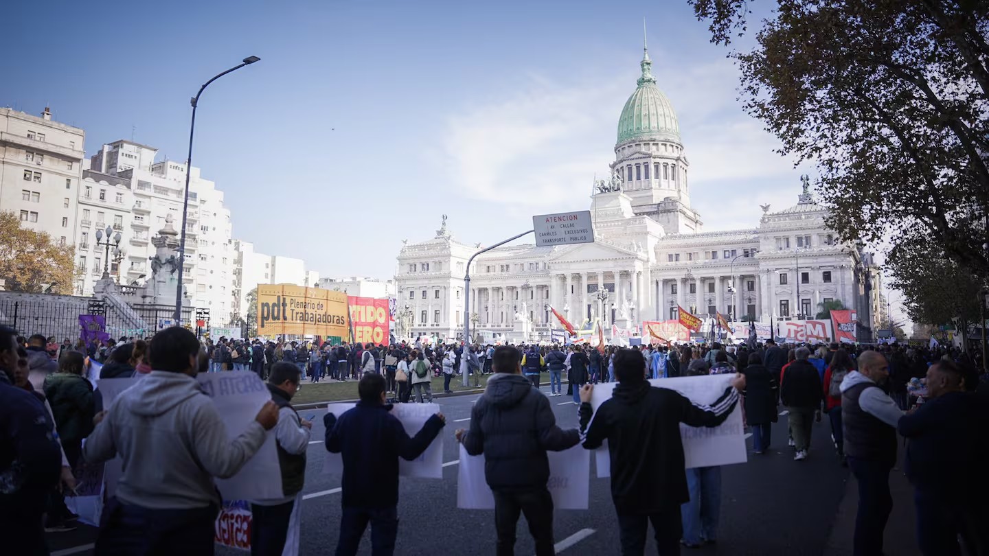 Sindicatos, organizaciones sociales, docentes y jubilados se movilizan al Congreso tras la condena a CFK