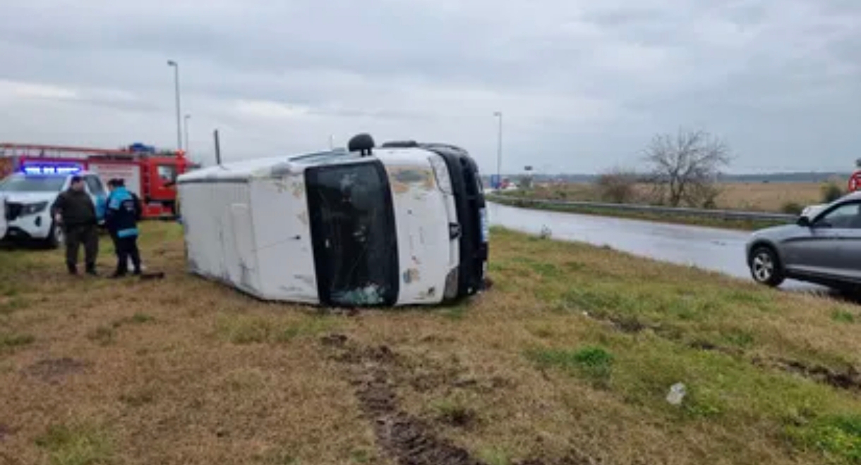 Volcó una combi sobre la Ruta 6 en la mano sentido a San Vicente