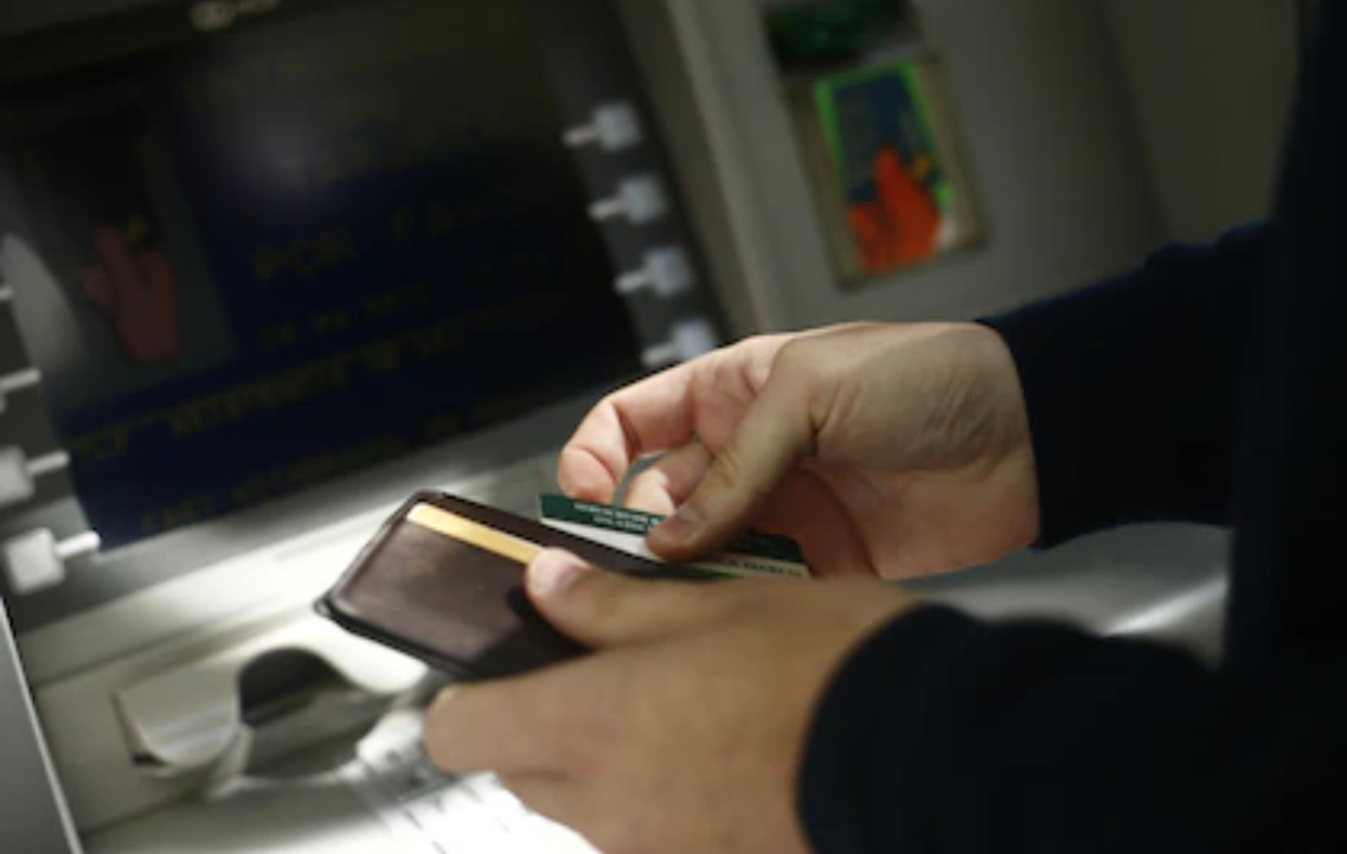 Retirar dinero de un cajero automático ya puede costar hasta $5.000: en qué casos es gratis