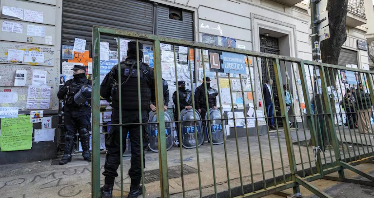 Vallas y vigilancia las 24 horas: así es el operativo de seguridad frente a la casa de Cristina Kirchner