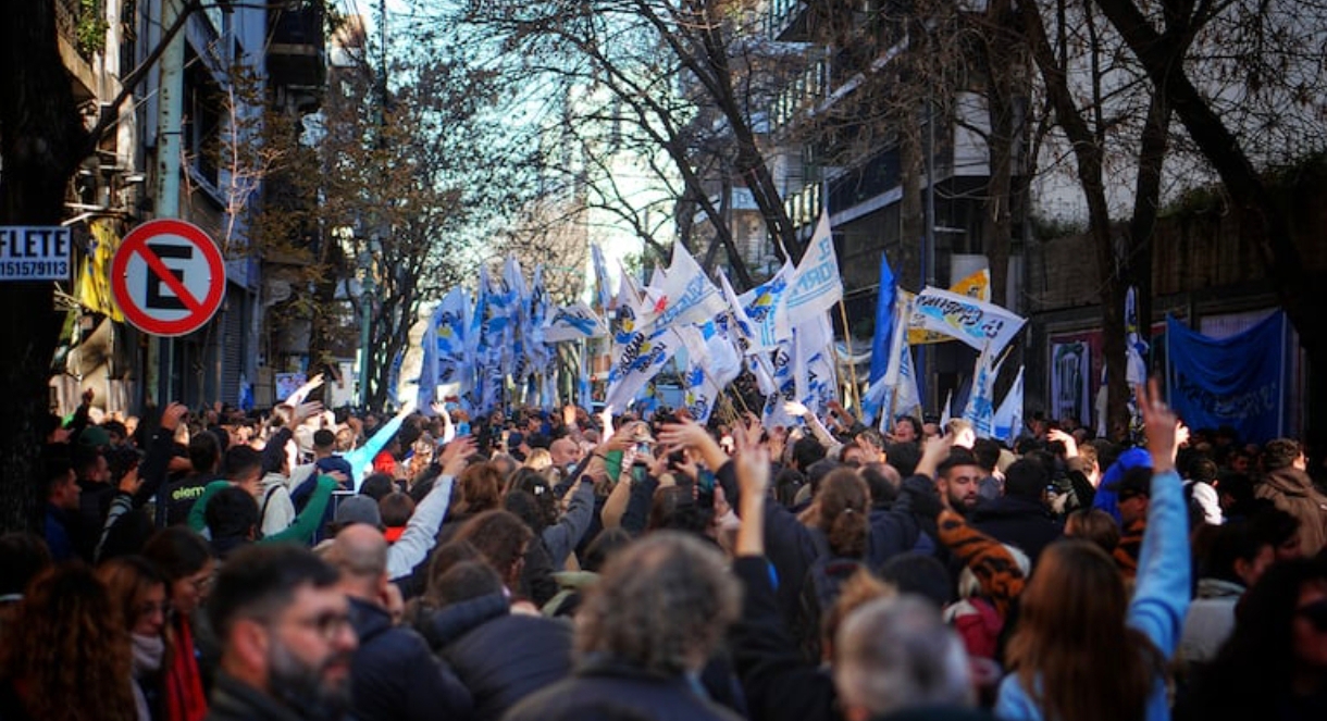 CFK convocó a todo el PJ a una cumbre de urgencia: los sindicatos se movilizan a la sede del partido