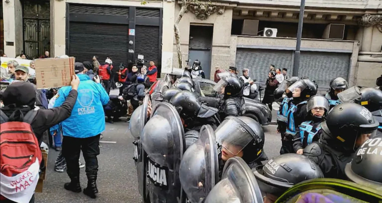 Marcha al Congreso tras la condena a CFK: hay enfrentamientos entre los manifestantes y la Policía