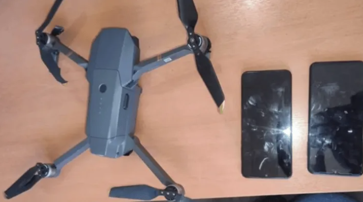Un drone con dos celulares quedó atrapado en un tendido eléctrico cerca de una cárcel