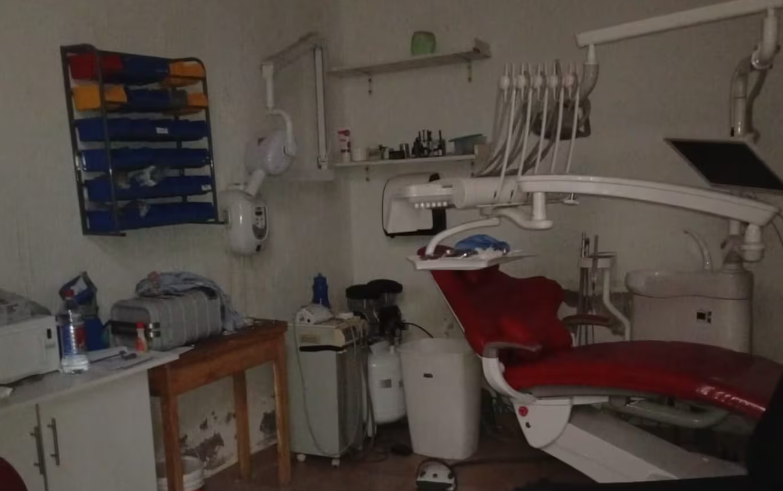 Una falsa odontóloga ofrecía prótesis e implantes en sus redes sociales: la policía le clausuró el consultorio