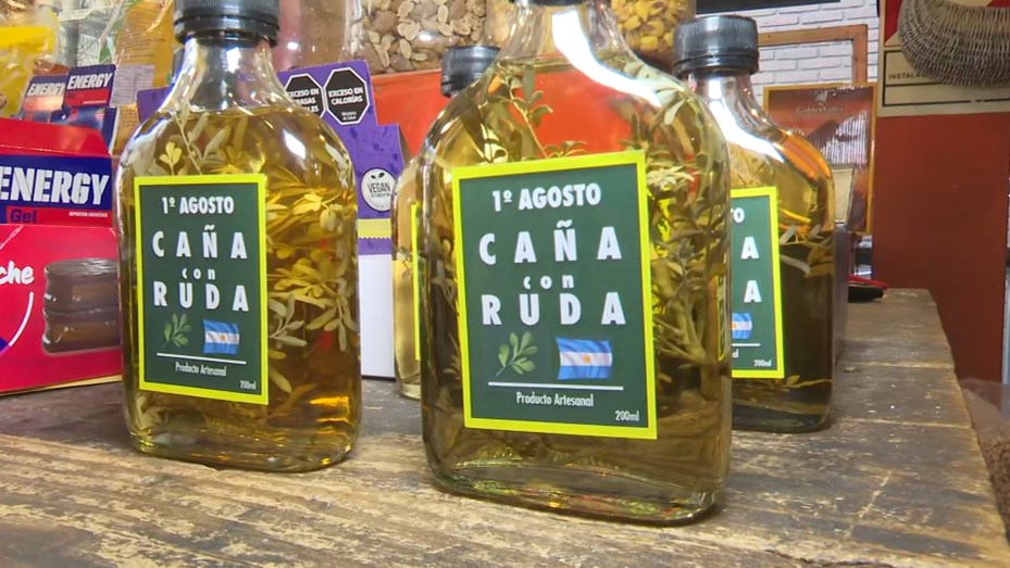 Agosto, el mes que comienza con tres tragos de caña con ruda