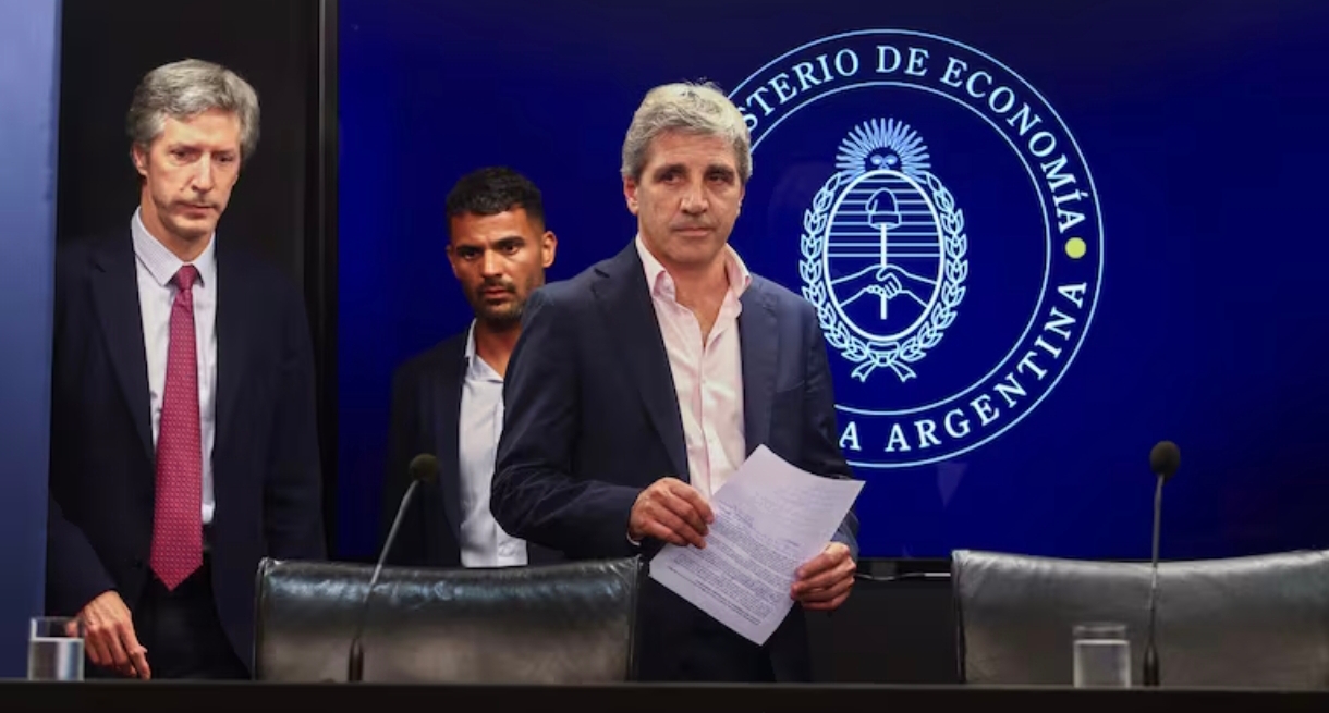 Caputo aseguró que no habrá modificaciones en el esquema cambiario después de las elecciones