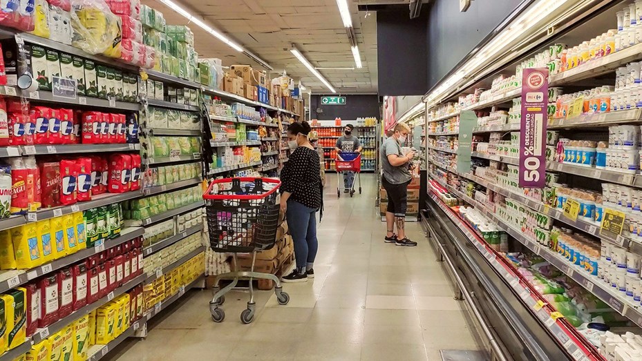 Alimentos: según informe, el 46% de las compras en supermercados se paga con tarjeta