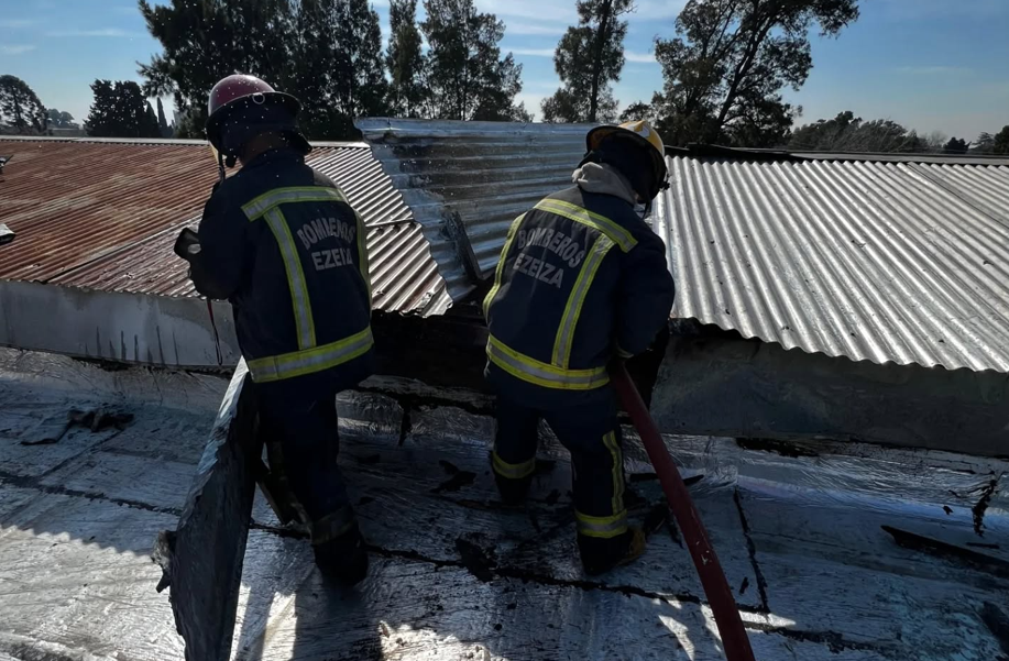 Incendio en la secundaria media uno de Ezeiza evacuaron a los alumnos