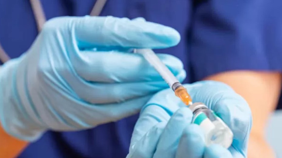 El Gobierno dejará de dar la vacuna contra la fiebre amarilla gratis a quienes viajen al exterior