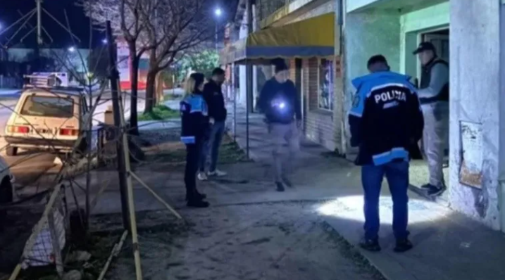 Asesinó a cuchilladas a un joven durante una pelea callejera y lo capturaron en la puerta de la casa