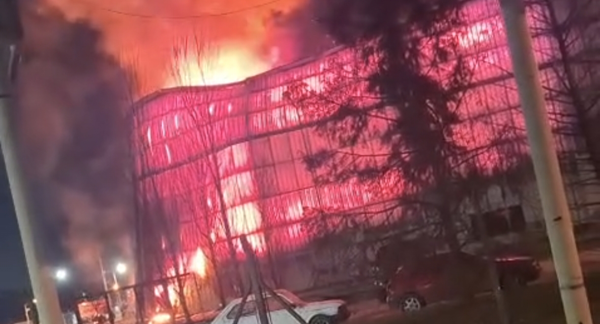 Incendio y derrumbe en un depósito de plásticos de Monte Grande: varias dotaciones de bomberos trabajan en el lugar