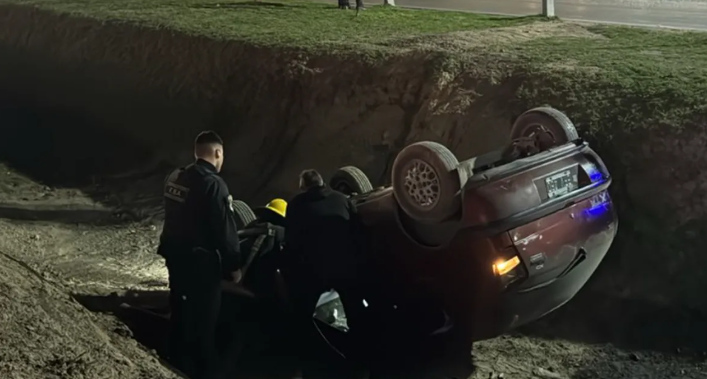 Un vehículo cayó en la zanja de frente a la Toscas en Canning