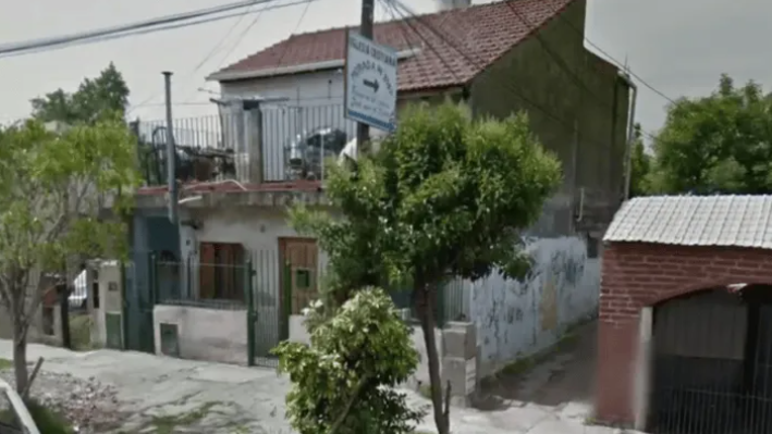 Una mujer mató a su bebé de 8 meses: lo ahorcó y golpeó con un ladrillo, y prendió fuego la casa