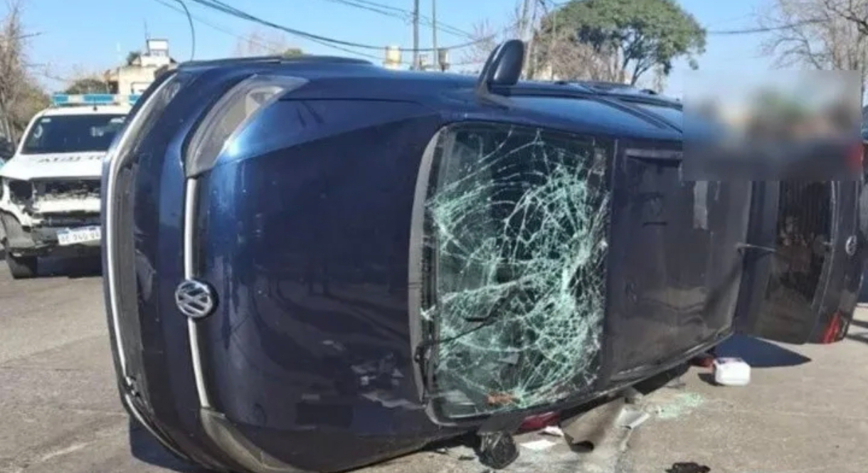 Tres ladrones robaron en una vivienda y los atraparon luego de volcar en una persecución