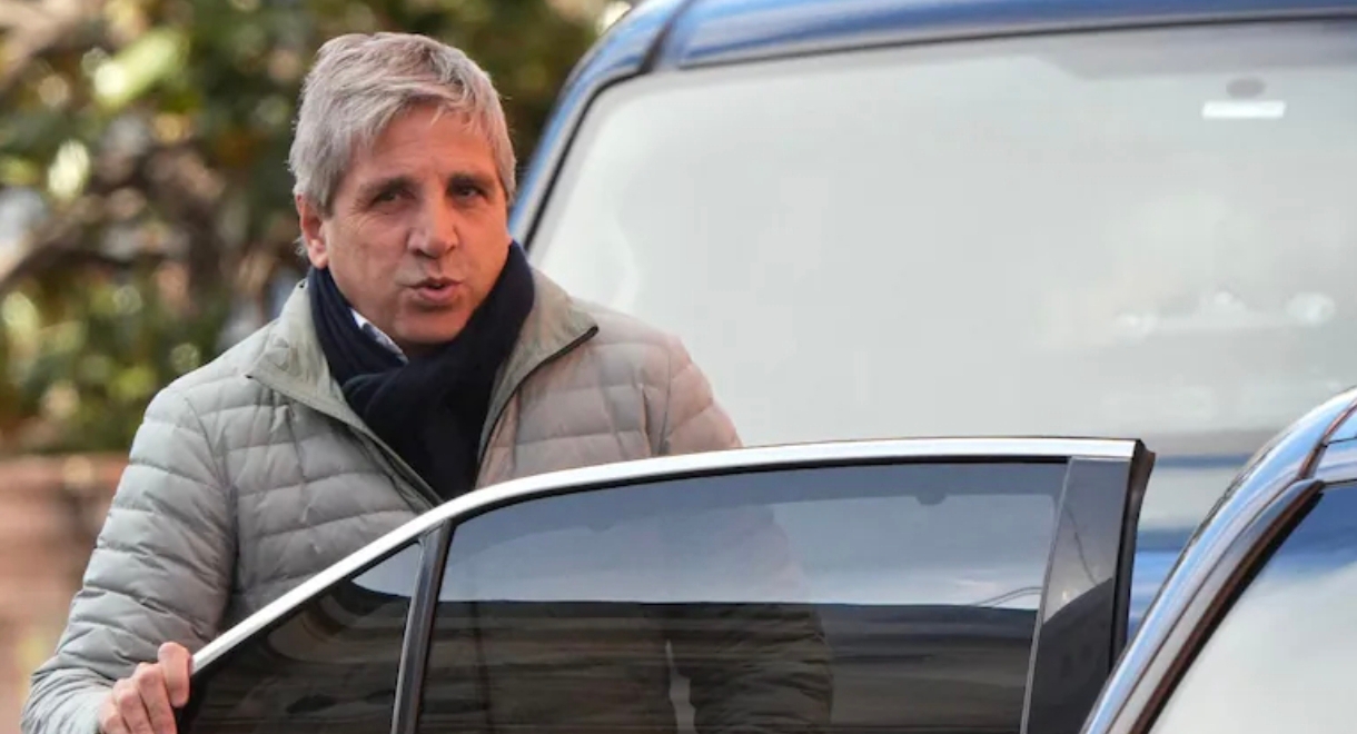 El dólar oficial toca un nuevo máximo, mientras las acciones argentinas y los bonos caen en Wall Street