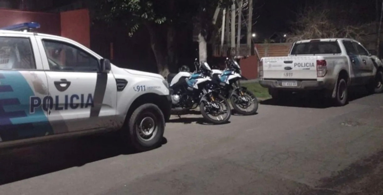 Crimen en una barbería: un joven fue asesinado a balazos y el atacante se fugó en una camioneta