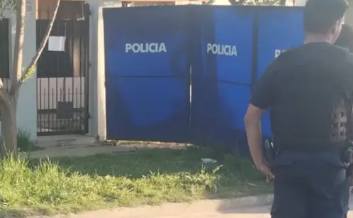 Tragedia en Monte Grande: dos jóvenes en moto perdieron el control por un pozo y fallecieron