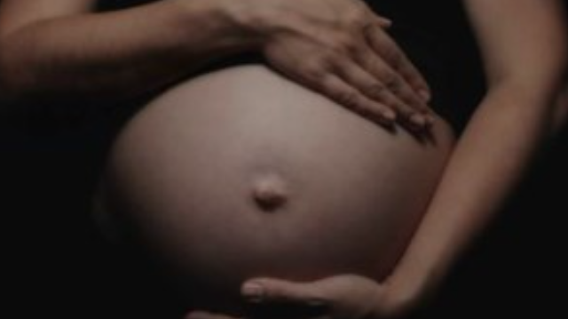 Detienen en Ezeiza a una pareja que se llevaba a una beba recién nacida de un vientre subrogado