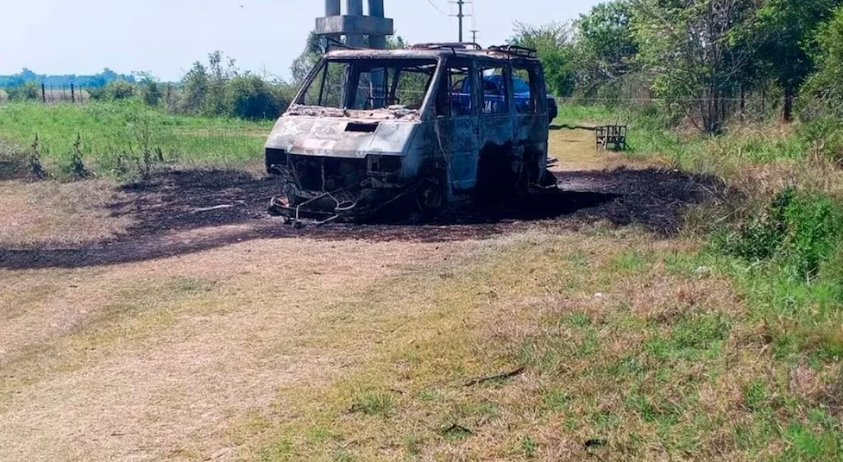 Macabro hallazgo en Santa Fe: encontraron restos óseos dentro de una camioneta completamente incendiada