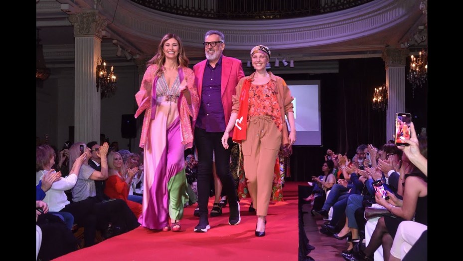 Desfilan m&aacute;s de 30 mujeres que tuvieron o est&aacute;n transitando c&aacute;ncer de mama