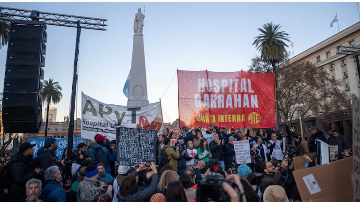 Los trabajadores del Garrahan llevan más de 24 horas de paro y se movilizarán al Congreso