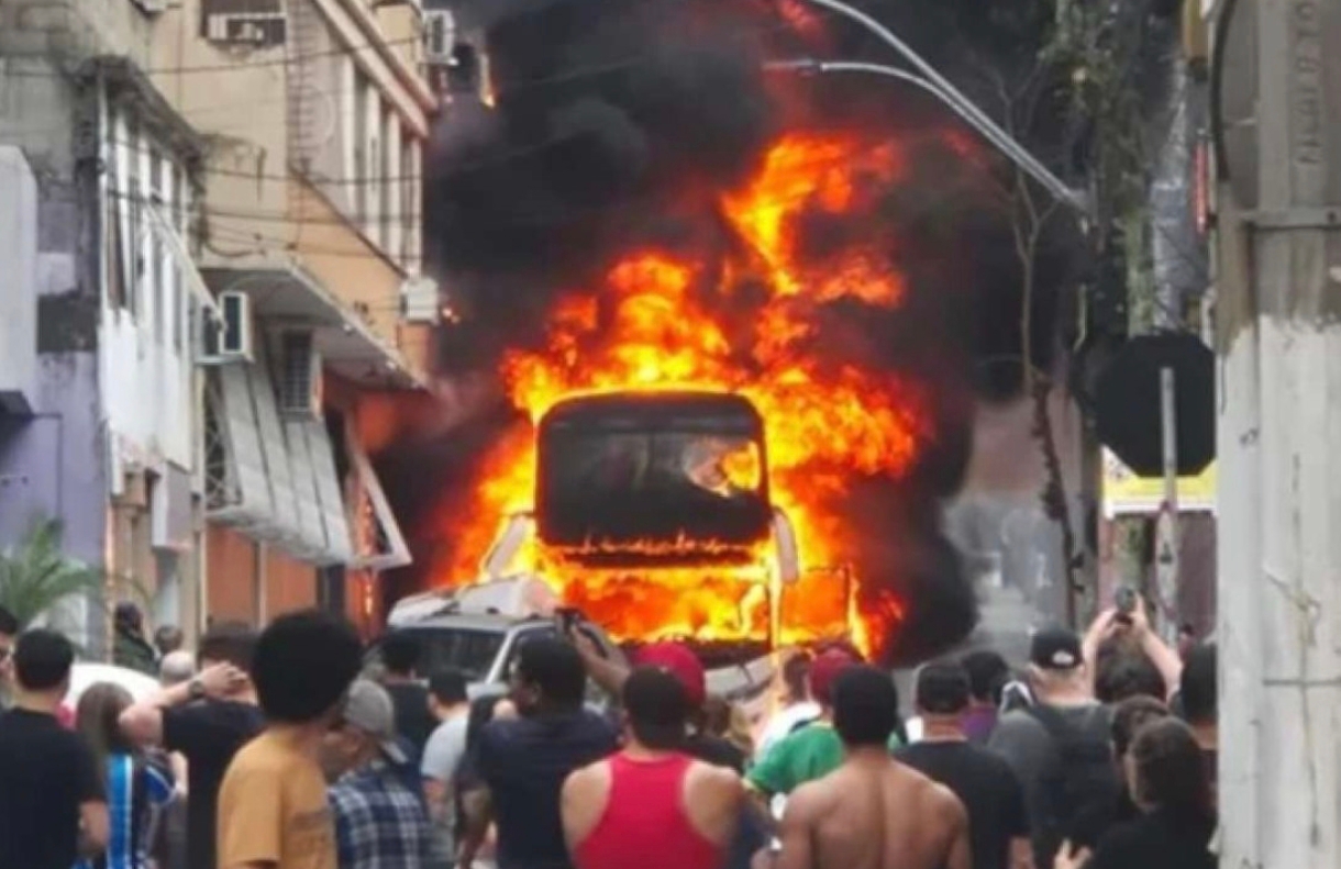 Colectivo escolar chocó con cables y se prendió fuego en Porto Alegre