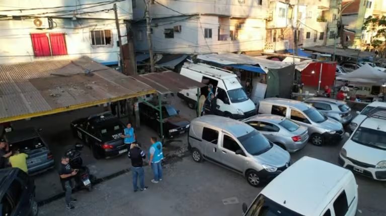 La Justicia realiza 18 allanamientos en la Villa 1-11-14: buscan los celulares de Brenda, Lara y Morena