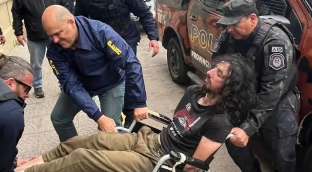 El doble femicida de Córdoba volvió a hablar durante un traslado: “Solo fui a rescatar a mi hijo”