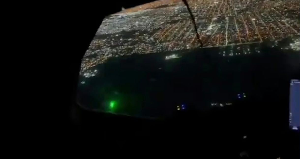 Denuncian que apuntan con láser a los aviones cuando aterrizan en el Aeropuerto Internacional de Ezeiza