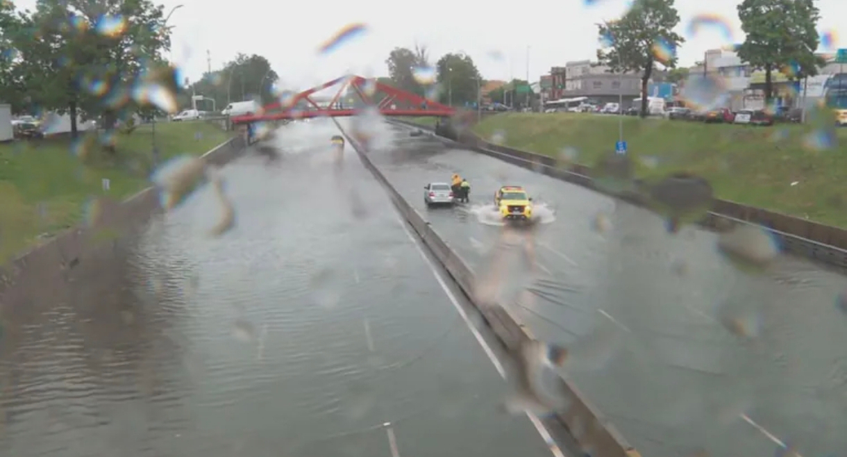 Un taxista se descompensó y murió en medio de las inundaciones en la General Paz