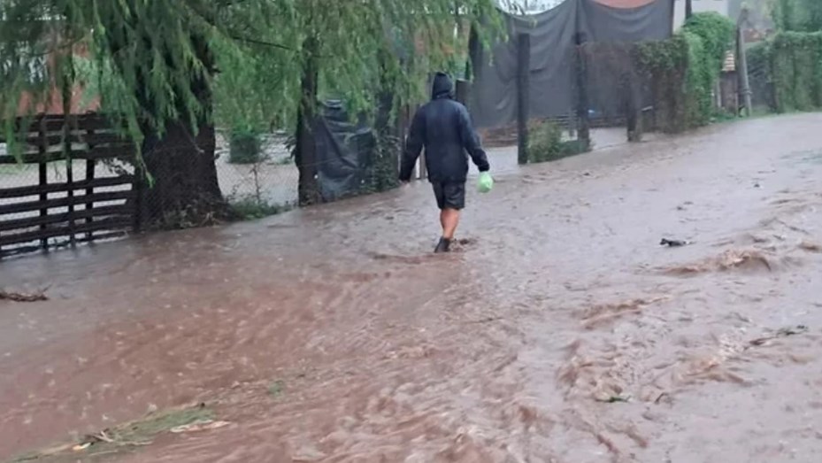 Emergencia por lluvias en Buenos Aires: piden no circular y alertan por el riesgo bajo el agua