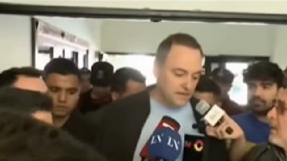 Adorni votó y dijo que no ve estas elecciones como un plebiscito a Milei