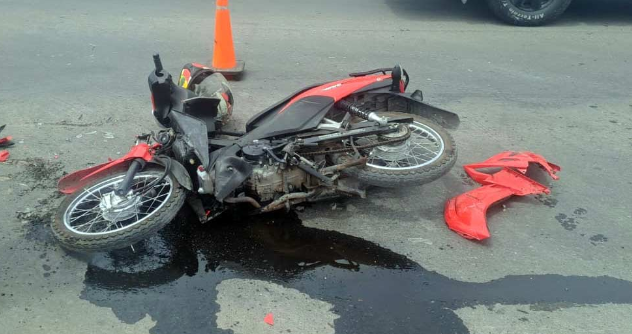 Robó una moto a punta de pistola, huyó y chocó con un camión en Cañuelas 