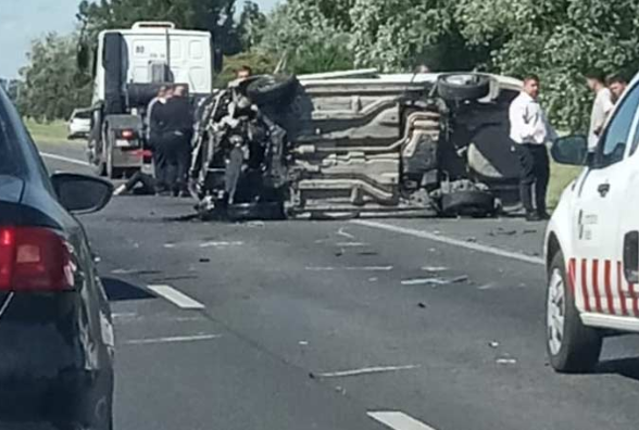 Una médica volcó en la autopista: su auto dio varios tumbos Autopista Ezeiza Cañuelas 