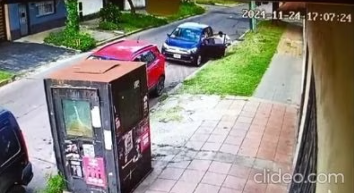 Una mujer se resistió al robo de su auto y el ladrón le tiró de los pelos en Temperley
