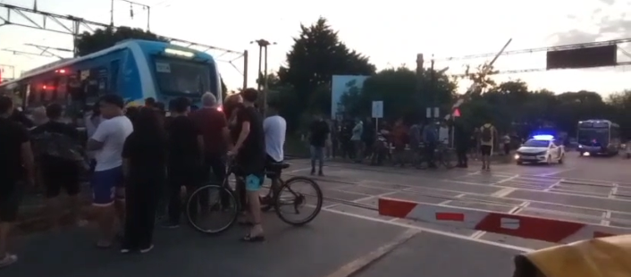 Tragedia en Longchamps: una adolescente murió tras ser atropellada por una formación 