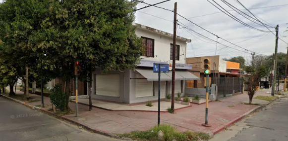Un taxista encontró a un hombre agonizando en medio de la calle: le habían disparo en el pecho para robarle