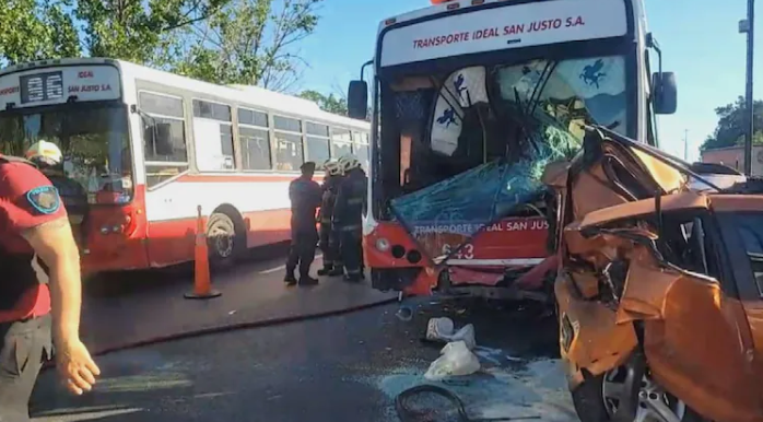 Un colectivo chocó con siete autos en la Autopista Dellepiane y hay más de 20 heridos