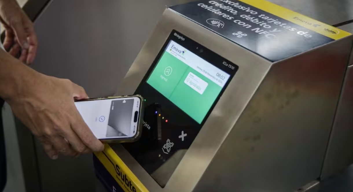 Crece el uso de las tarjetas de débito y crédito en el transporte público: cuántos viajes se hicieron en 2025