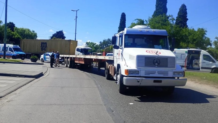 Accidente fatal en La Plata: un motociclista murió tras chocar contra un camión