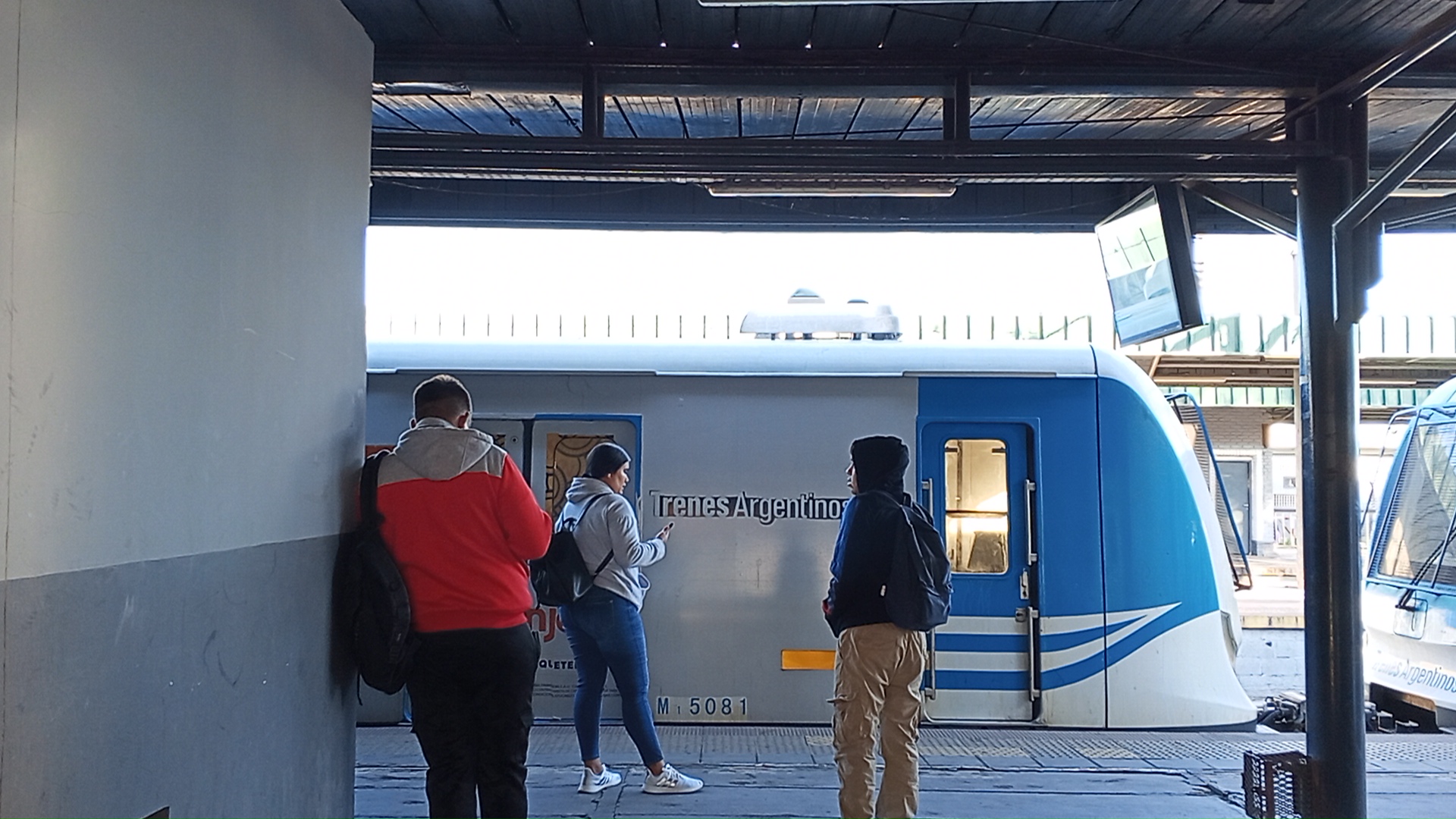 Una medida de fuerza provocó demoras y cancelaciones en los trenes del AMBA y podría extenderse durante el martes