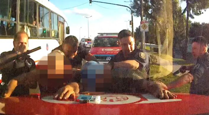 Impactante persecución: robaron una camioneta, escaparon a los tiros y fueron detenidos arriba de un colectivo