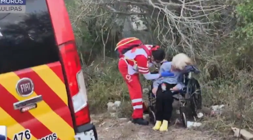 Sin corazón: abandonaron a una mujer de 90 años en silla de ruedas en la ruta