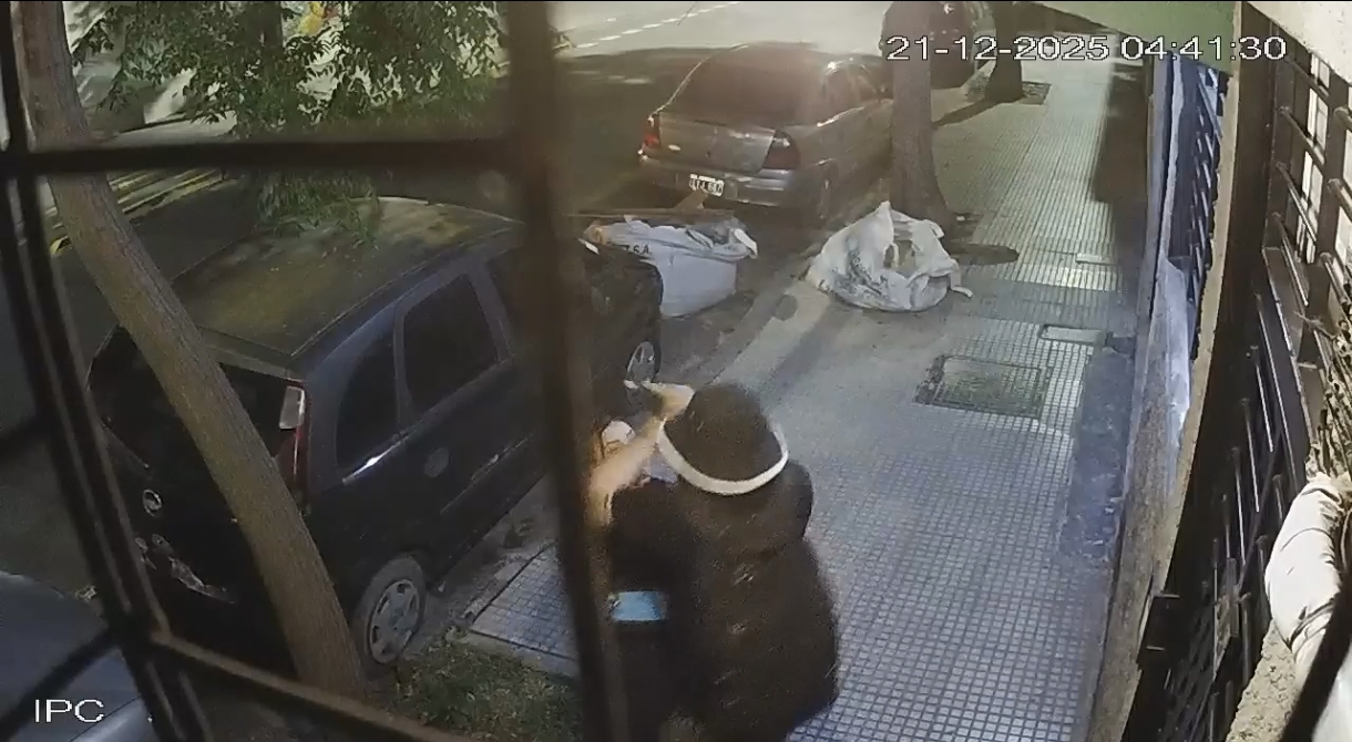 El video del salvaje intento de robo a una polic&iacute;a de la Ciudad en San Crist&oacute;bal: el ladr&oacute;n le dispar&oacute;, pero la bala dio en el suelo