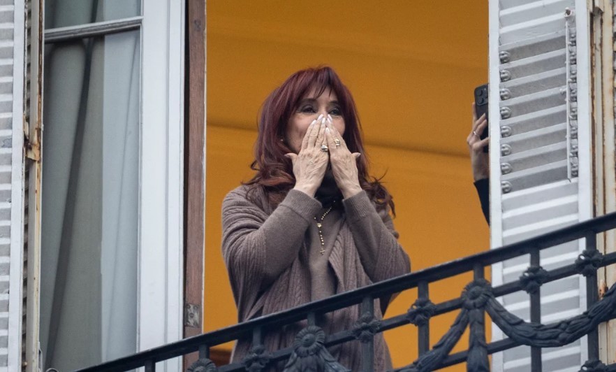 Nuevo parte m&eacute;dico: Cristina Kirchner seguir&aacute; internada por el cuadro &iacute;leo postoperatorio